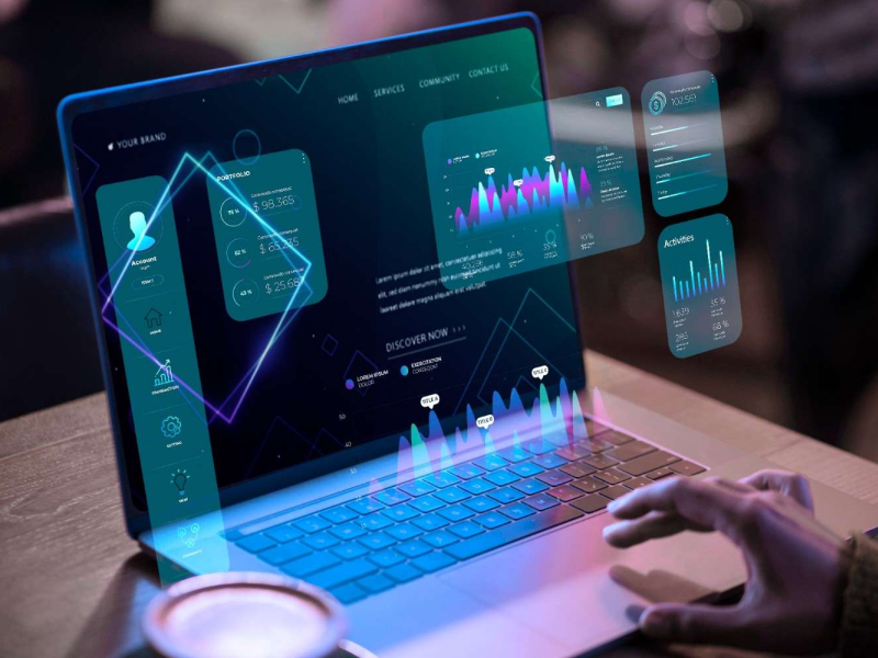 Tela de notebook exibindo dashboards interativos e indicadores de desempenho.