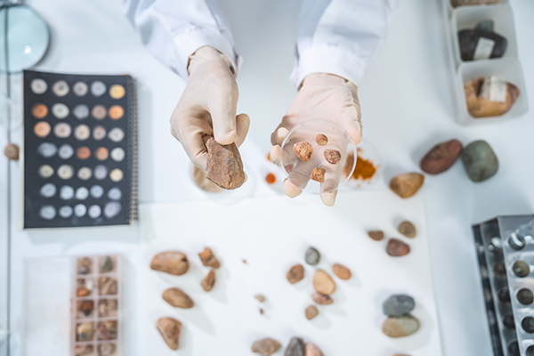 Profissional em análise petrográfica